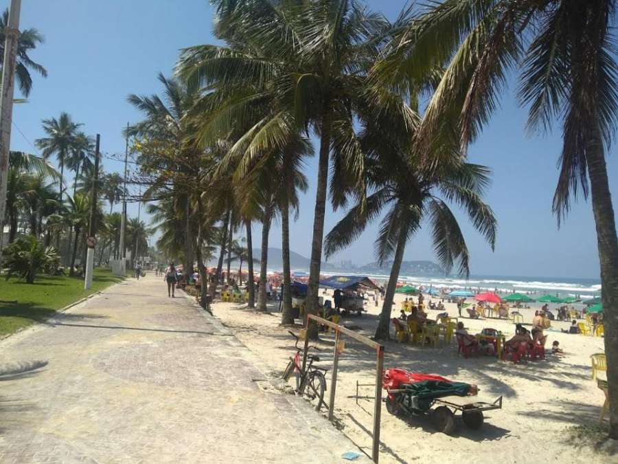 Ótimo apartamento uma quadra da praia da enseada