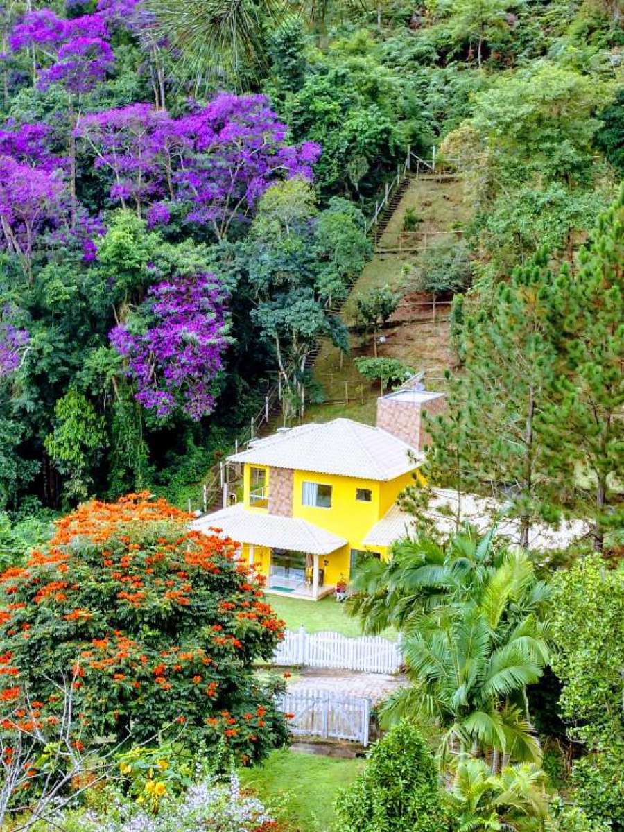 Casa Amarela nas montanhas