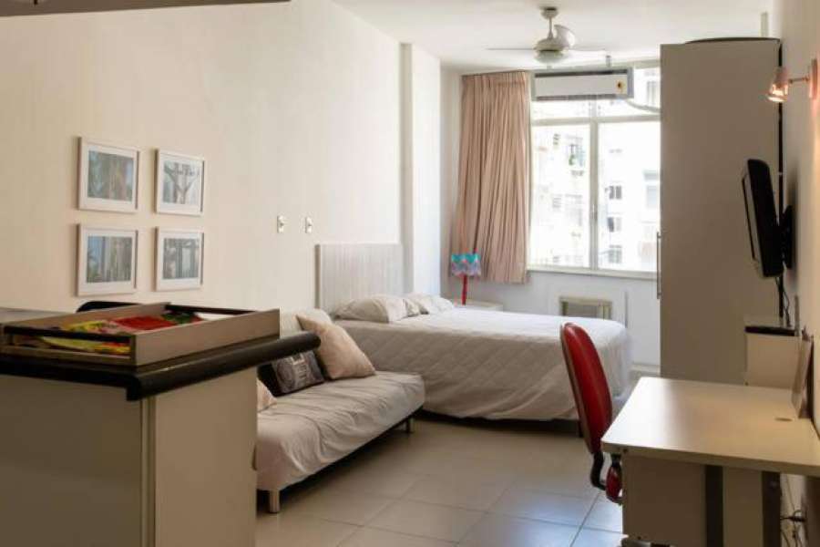 Apt Copacabana quadra da praia 804