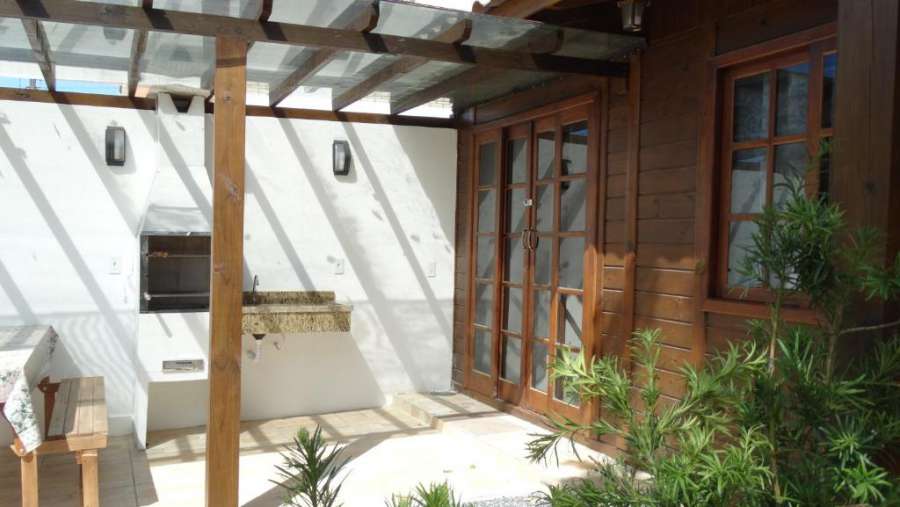 Charmosa casa na praia de Bombas CA00002