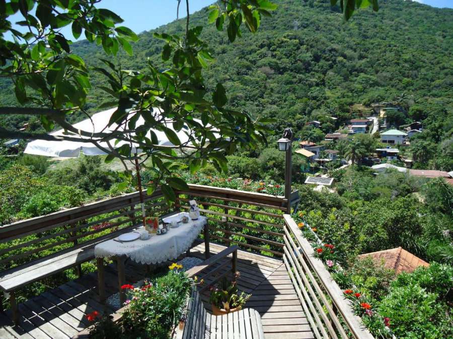 Casa na montanha com vista para o mar