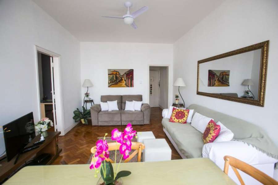 Quarto e sala espaçoso no Leblon