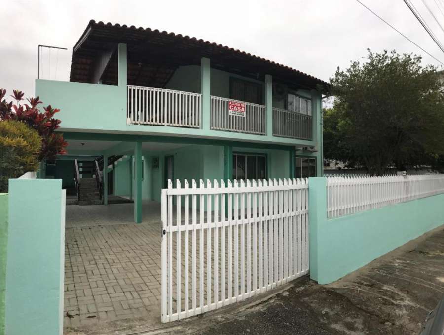Casa ampla com 06 quartos