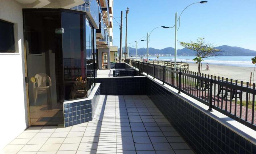 Apto amplo frente ao mar em Meia Praia Itapema