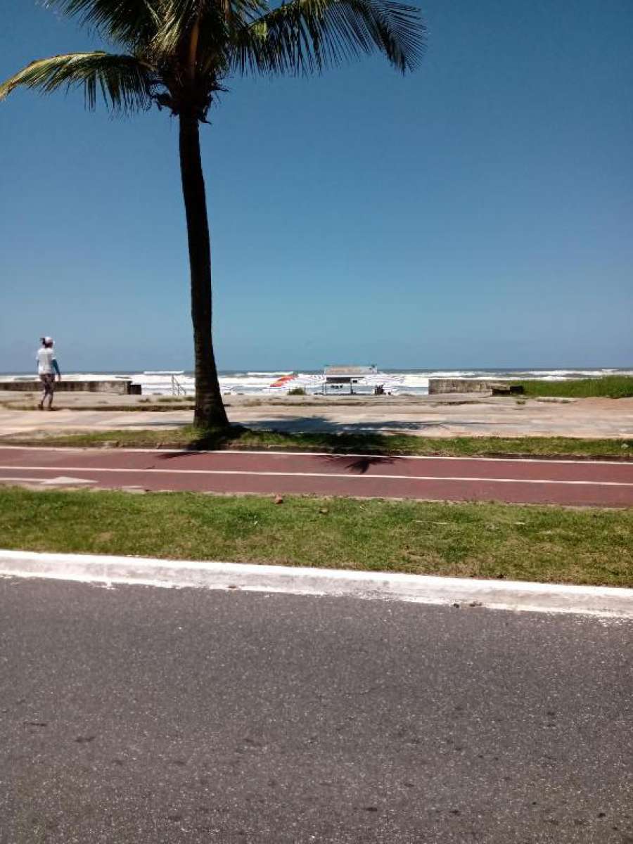 Casa 100mtrs do mar com piscina