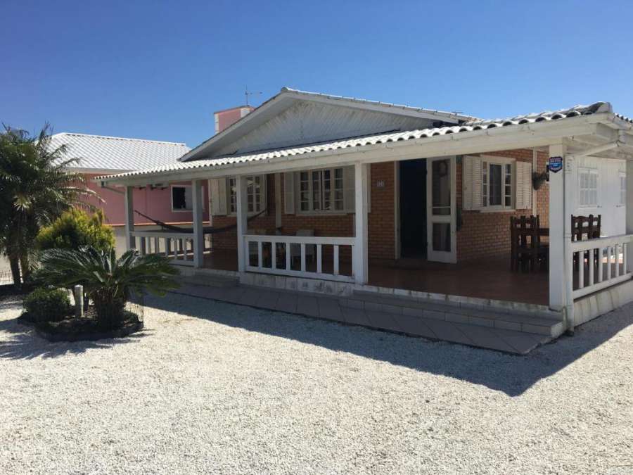 Casa com 4 quartos à 200 m da praia c/ churrasqueira