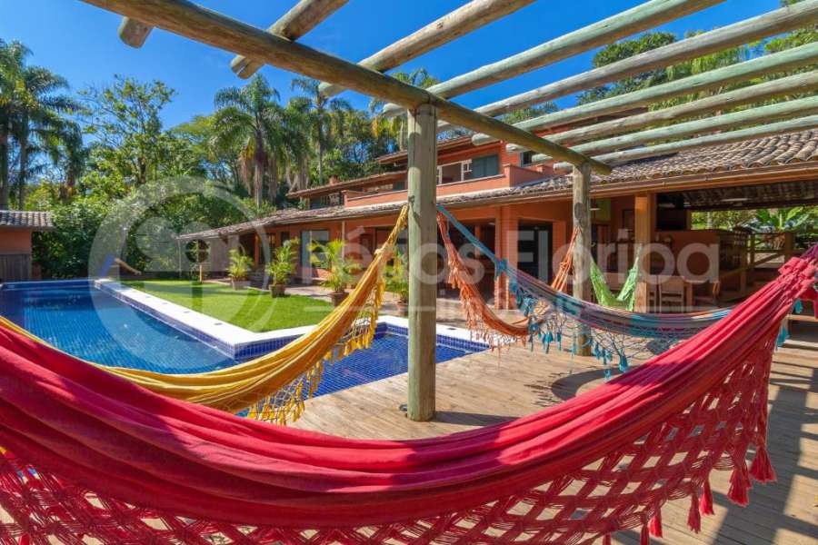 Casa 3 dormitórios com Piscina e campo de futebol