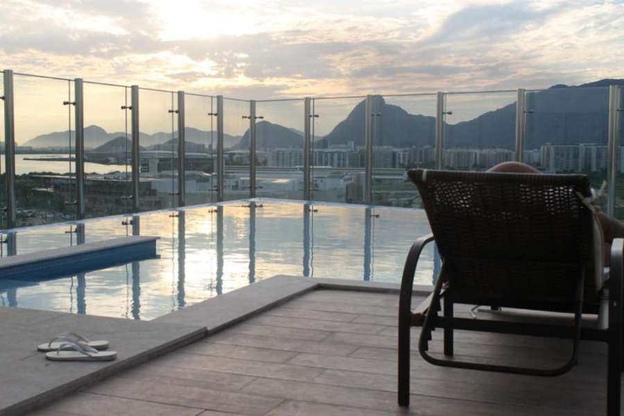 Apartamento Barra da Tijuca 2 Quartos Suítes Sala Cozinha completa e Serviço