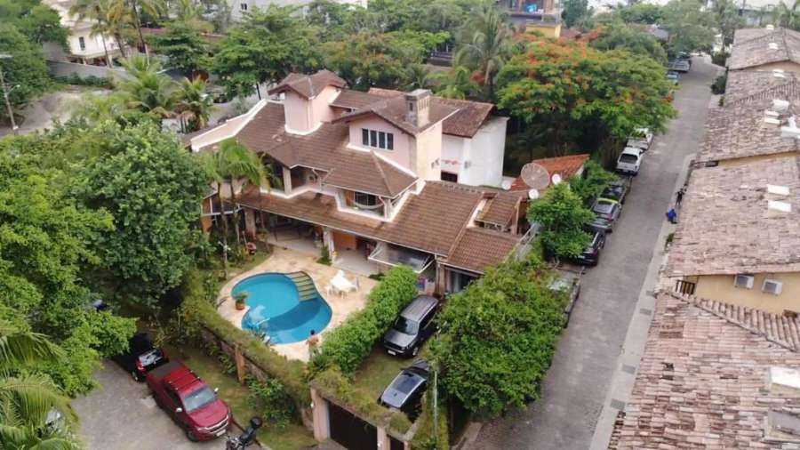 Casa de alto padrão a 150m da praia