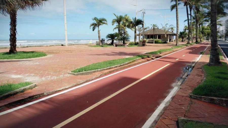 PRÉDIO EM FRENTE AO MAR
