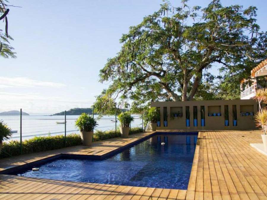 Deslumbrante Casa de Frente para Praia de Manguinhos com Seis Quartos