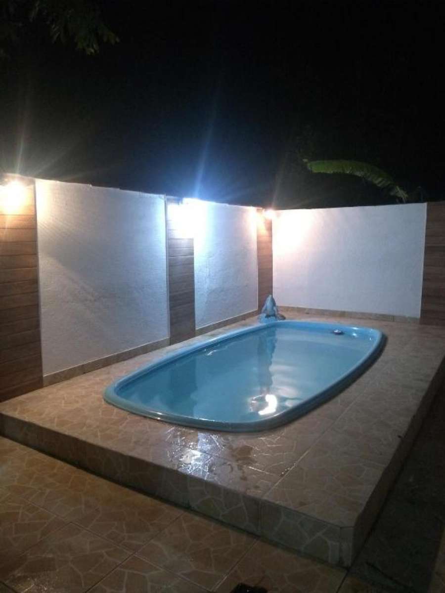 Casa com piscina e churrasqueira
