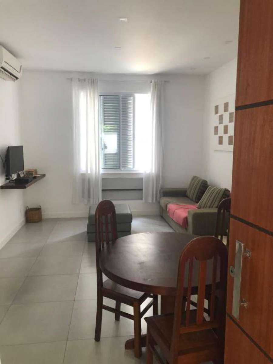 Leblon Excelente dois Quartos na quadra da Praia