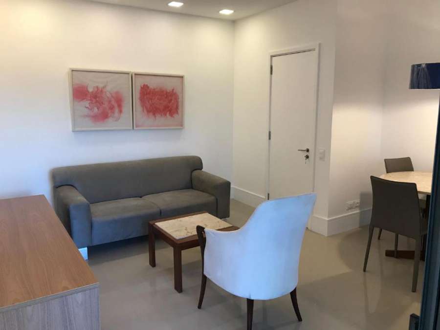 Flat com 65 metros; sala; duas suítes; cozinha Recém-reformado