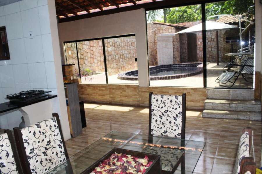 CASA COM PISCINA PARA 6