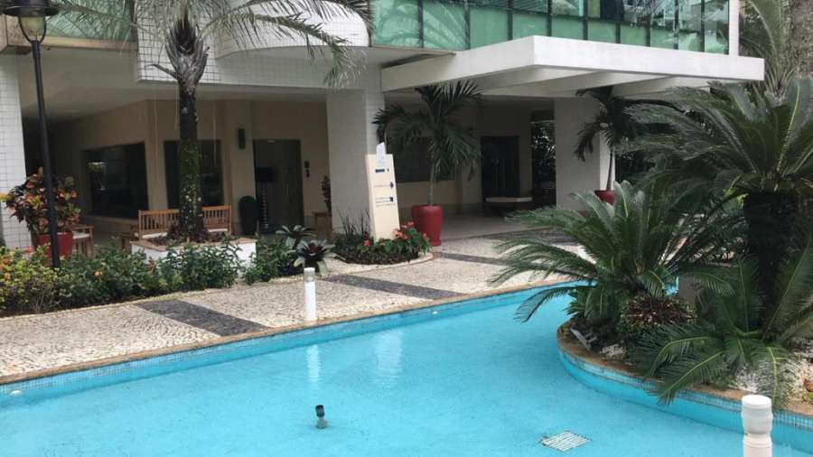 Quarto em cond. luxuoso-bem localizado na Barra