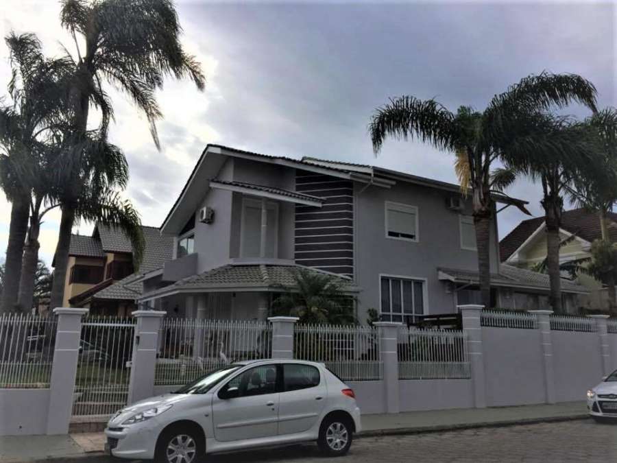 Linda casa 4 quartos no melhor bairro de Floripa