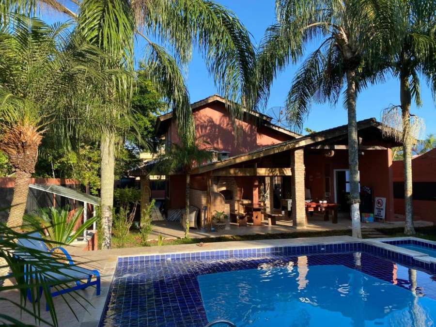 Casa com piscina em boraceia a 400 metros da praia