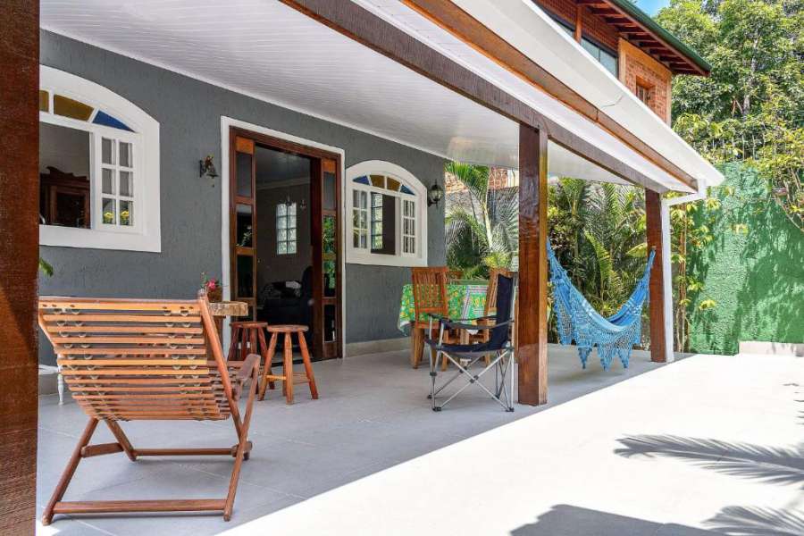 Casa arborizada no Perequê