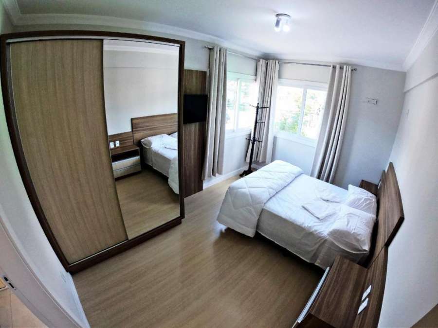 Este amplo e charmoso apartamento espera por você!