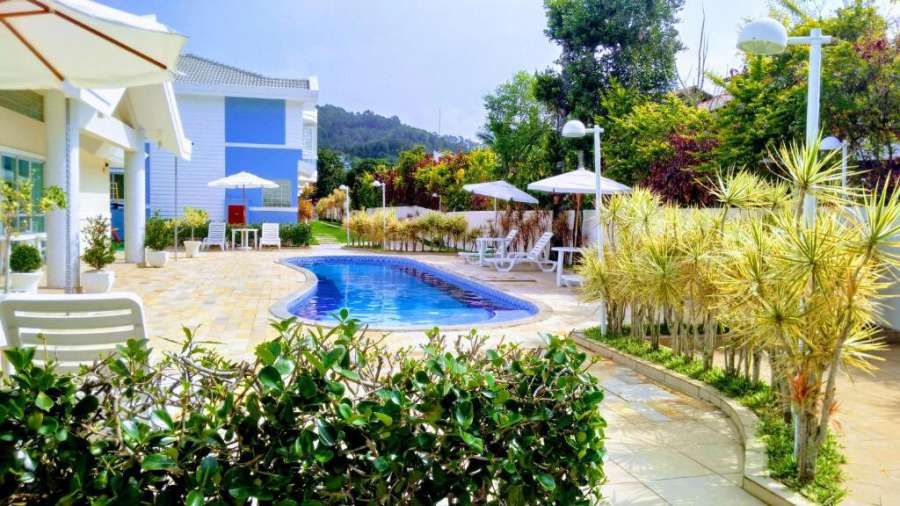 Linda Casa de Condomínio com piscina