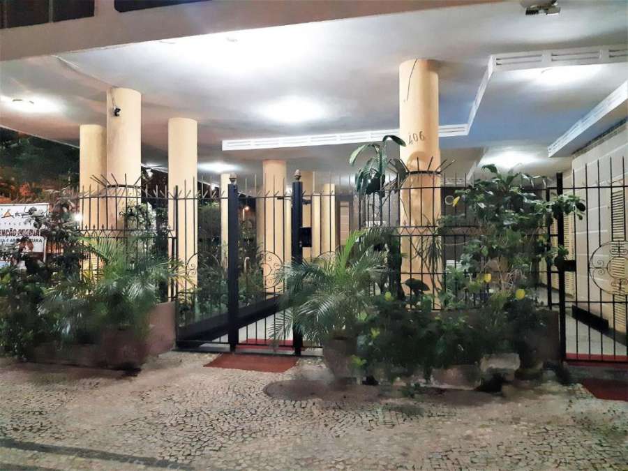Quarto e sala em rua silenciosa e prédio residencial