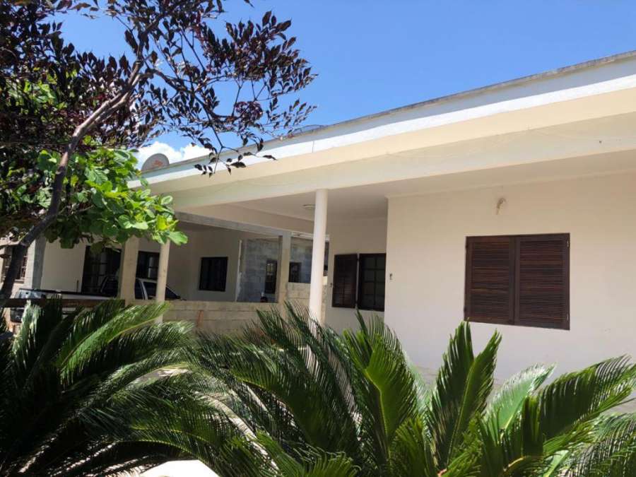 Casa com piscina próximo a Maranduba