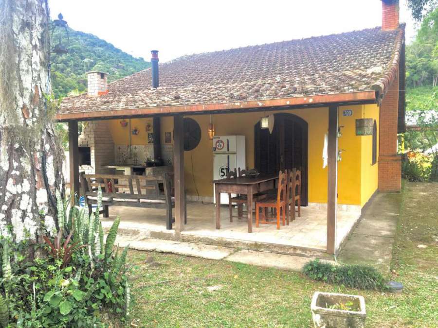 Casa bonita na serra com piscina lareira e hidro na rua principal