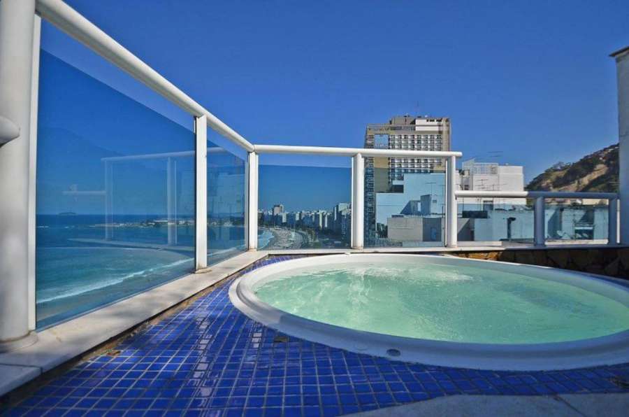 Incrivel cobertura de frente para o mar com 3 quartos e piscina particular em Copacabana!
