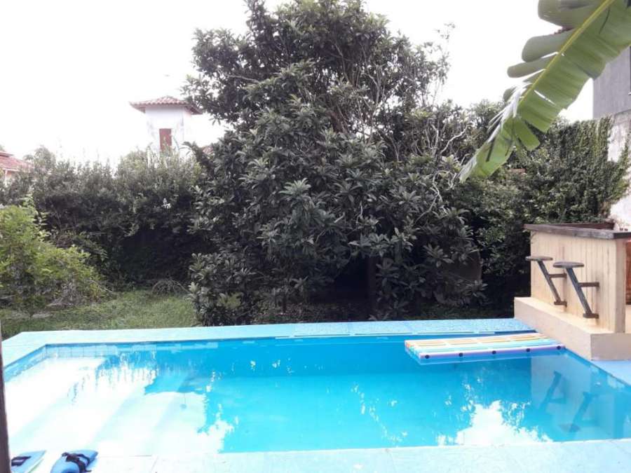 Chalé com piscina e pomar