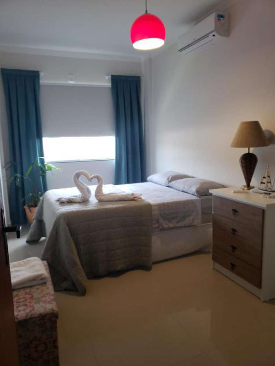 Quarto casal em casa de familia