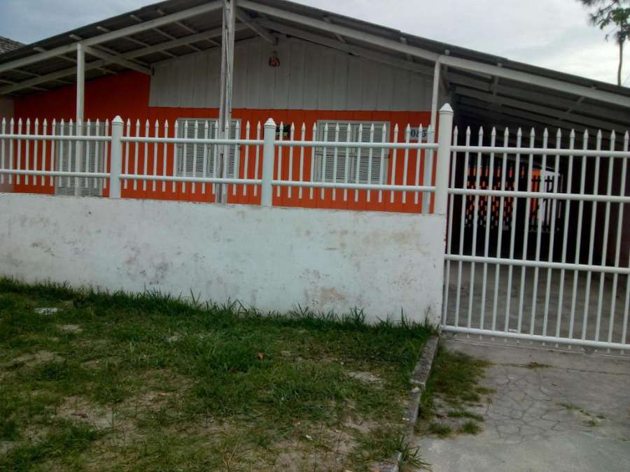 Casa laranja com piscina