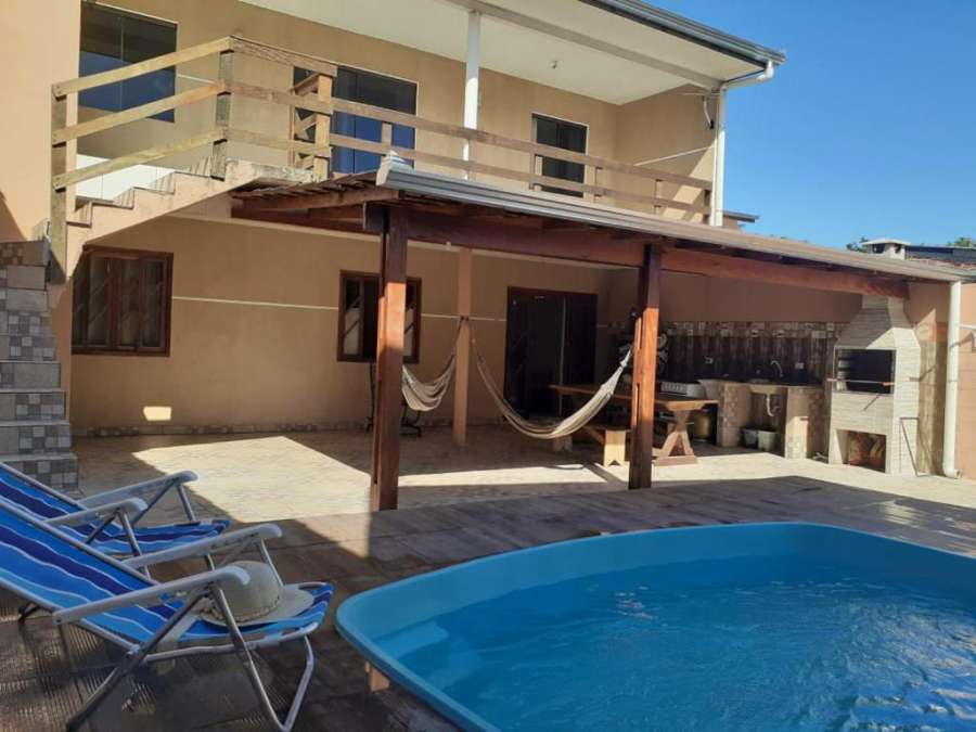 Sobrado com piscina em Caiobá