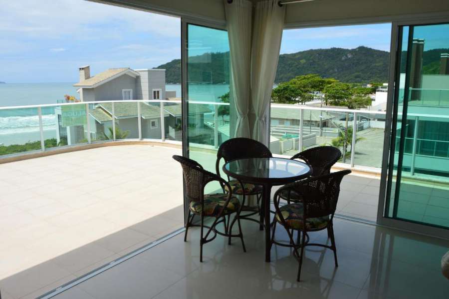 Belíssima cobertura 3 suítes com vista para o mar