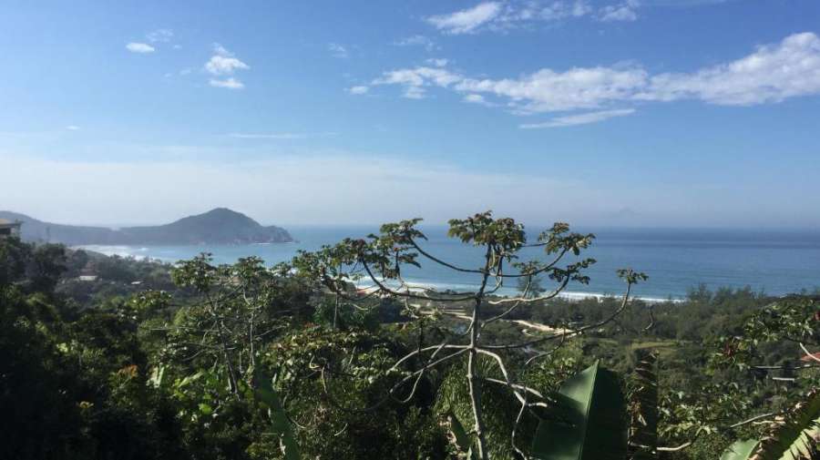 casa com vista pra mar em meio a natureza