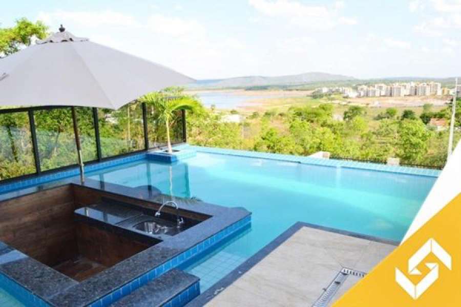 Linda Casa com Piscina de borda infinita