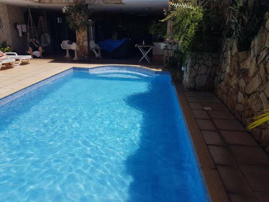 Casa com piscina no centro