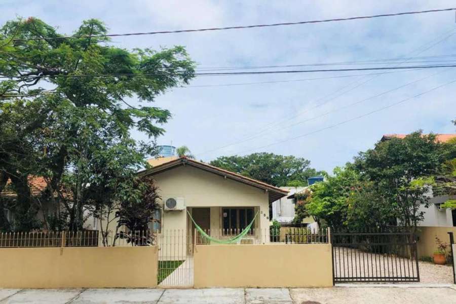 Casa de 03 dormitórios no centro de Bombinhas