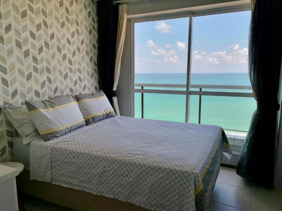 Modern Beachfront Apartment w. Magnificent Seaview