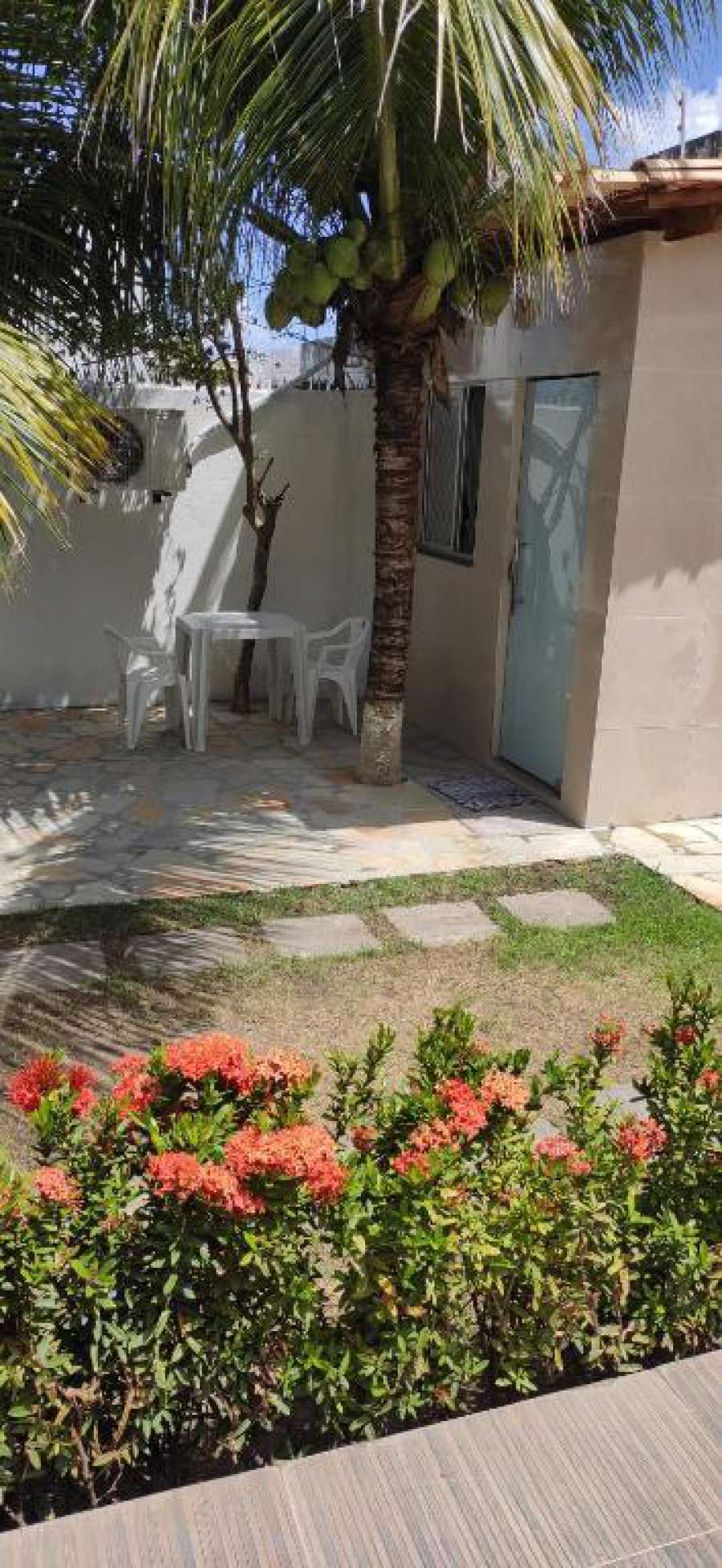 Quarto confortável na parte externa da casa