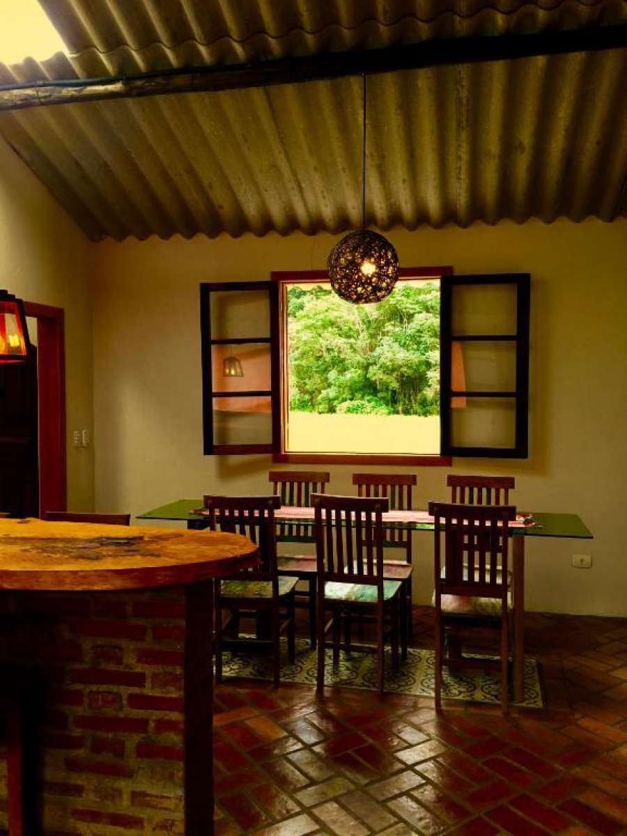 Casa vermelha nas montanhas de cunha
