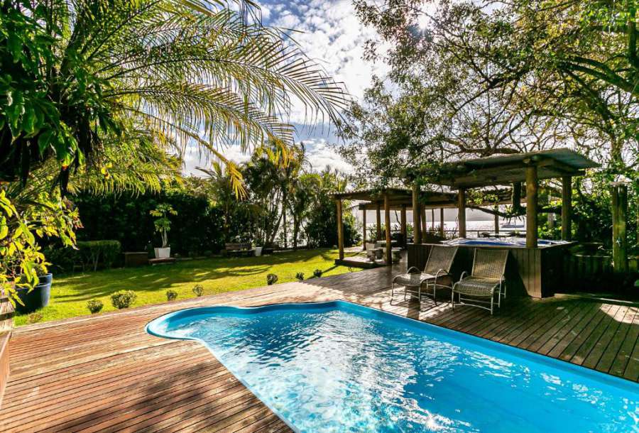 Apartamento pé na areia em Jurerê JBM202