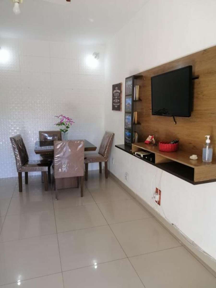 Apartamento bem localizado em condomínio de casas.