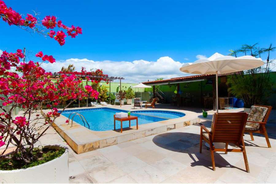 Casa das Andorinhas com piscina na praia do Iguape 50m do mar por Carpediem