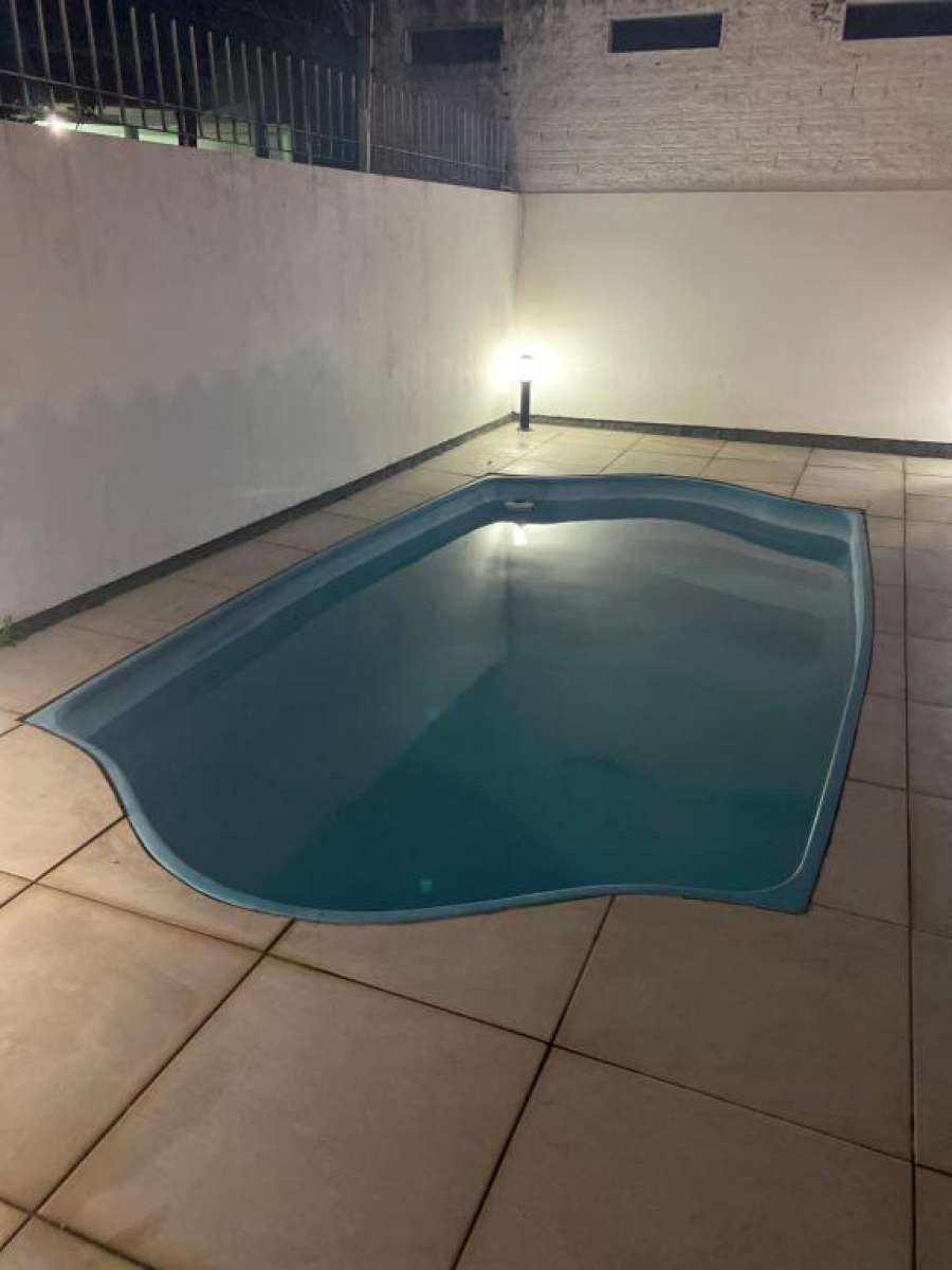 Casa com piscina 04 quartos e 03 banheiros