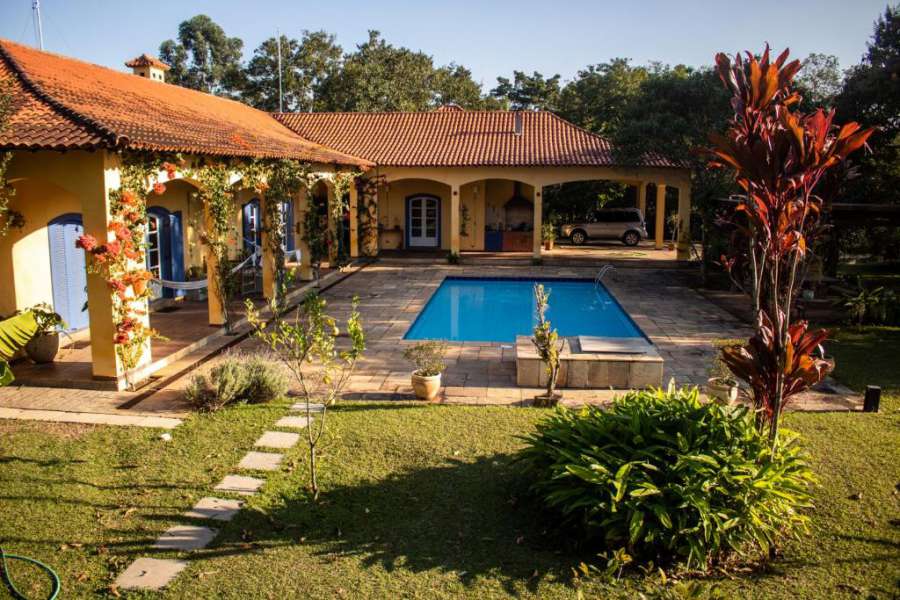 Alugo quarto na Granja Viana - dono permanece na casa