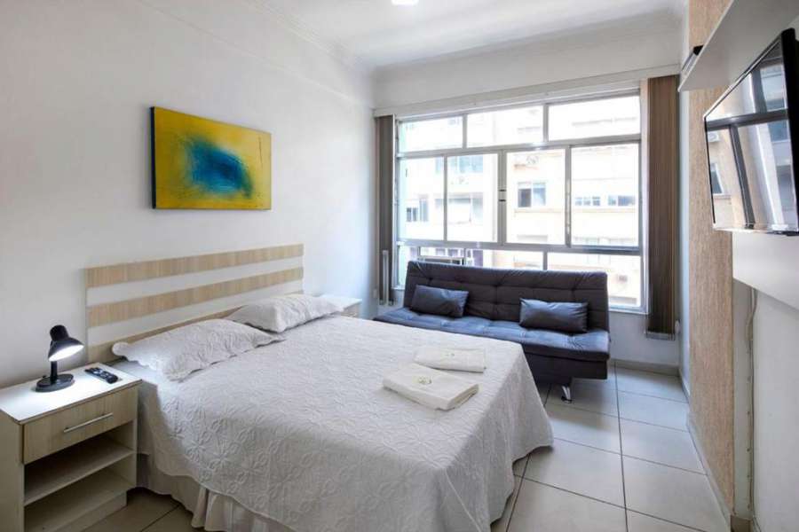 Studio com vista lateral para o mar na quadra da praia em Copacabana!
