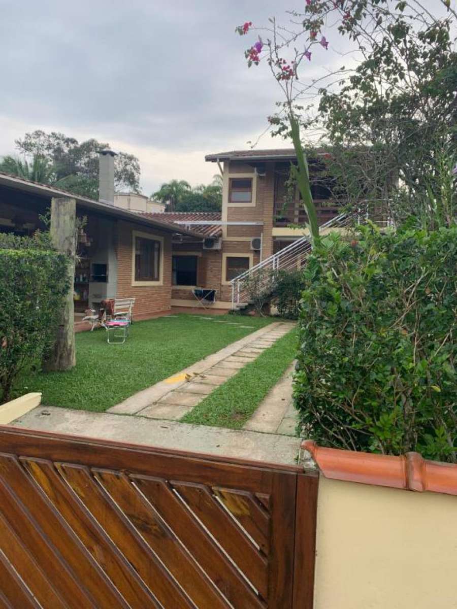 Casa praia enseada em condomínio pioneiro