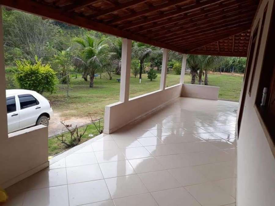 Casa de campo com lago.
