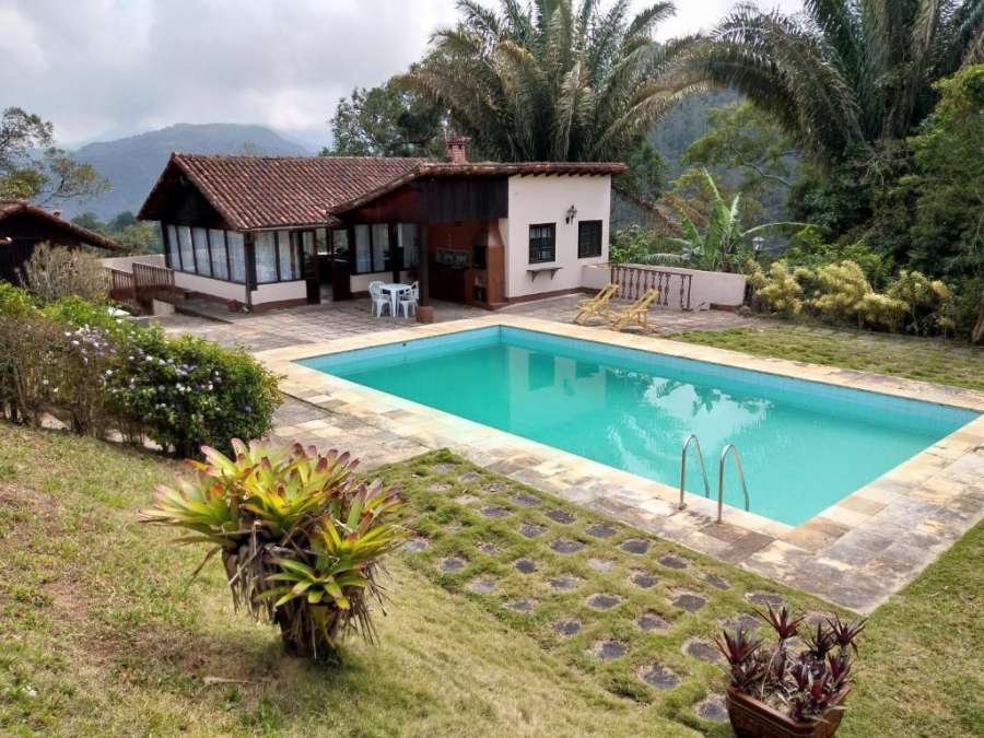 Casa com área de lazer completa em Petrópolis